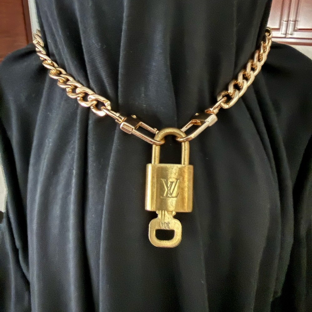 🌺Authentic Louis Vuitton Gold Padlock with Key #304🌺🌺